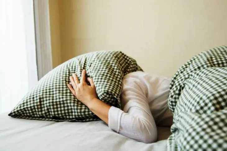 Mata Lelah tapi Otak Tak Mau Berhenti? Ini Penyebab Insomnia di Malam Hari Menurut Sains