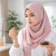 Tips Mengatasi Rambut Rontok Saat Berhijab, Biar Tetap Sehat dan Kuat!