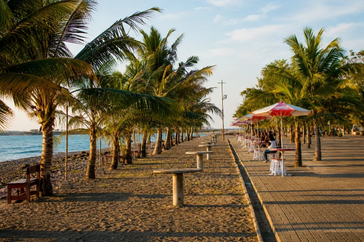 Kuliner Pantai Akkarena