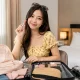 Makeup yang Wajib Dibawa Saat Travelling, Biar Tetap Fresh dan Praktis!
