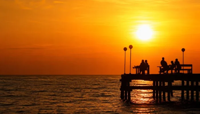 Pantai Akkarena, Spot Sunset Romantis Favorit di Makassar