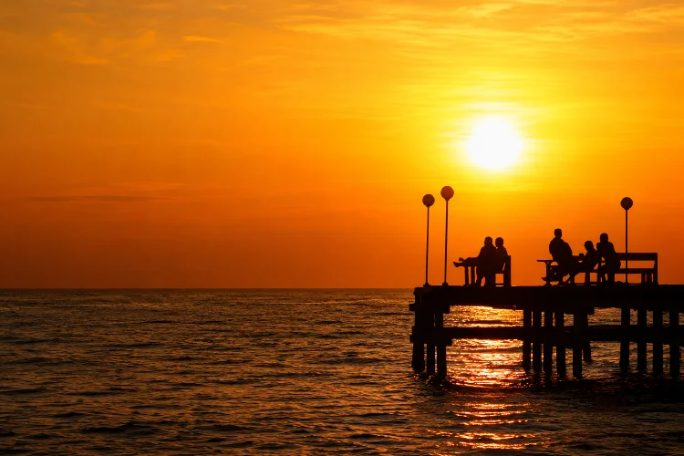 Pantai Akkarena, Spot Sunset Romantis Favorit di Makassar