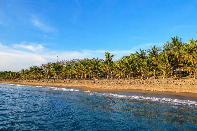 Pesona Pantai Akkarena
